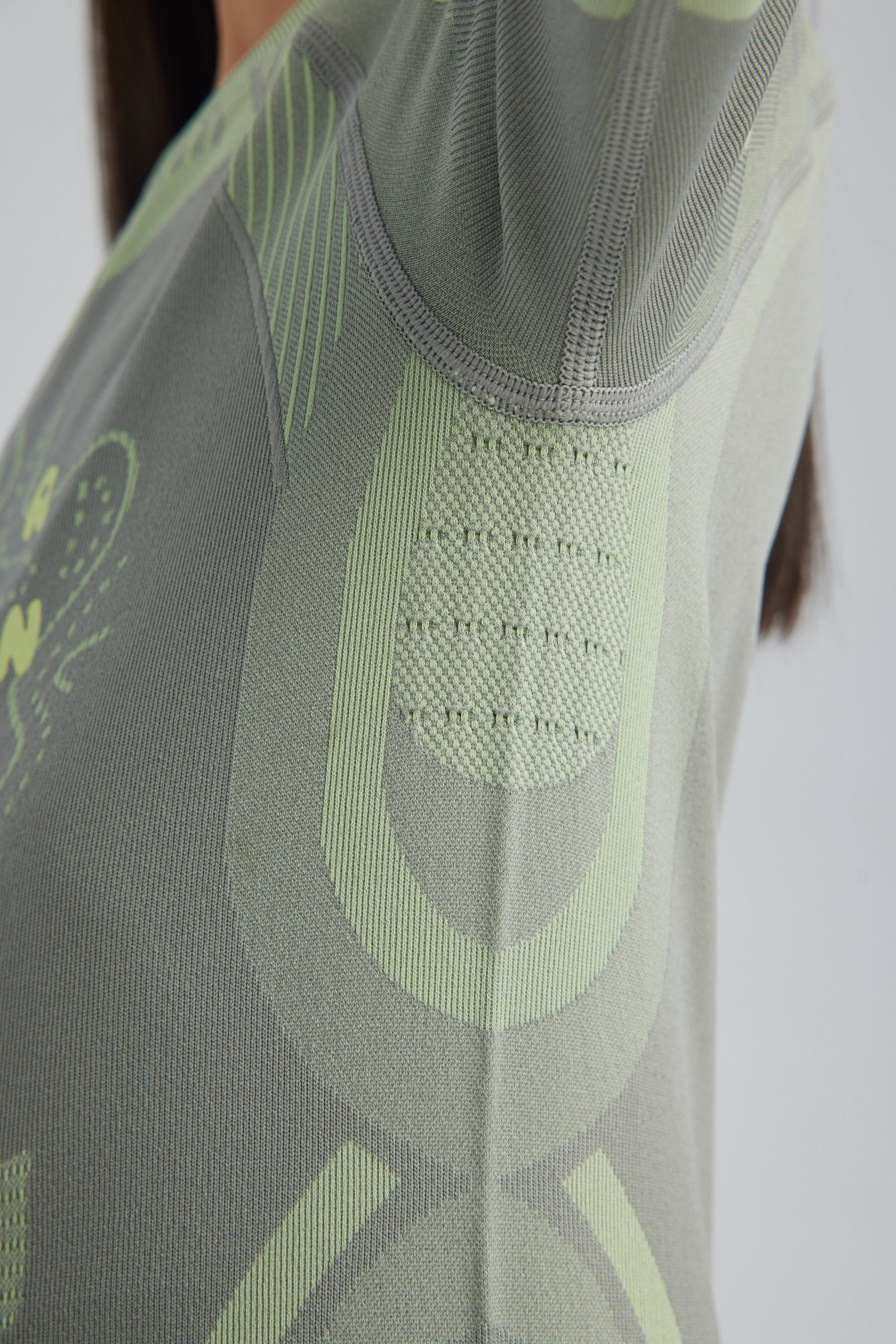 Surpine _ thermal_compression_baselayer_kids_suit_feature_3